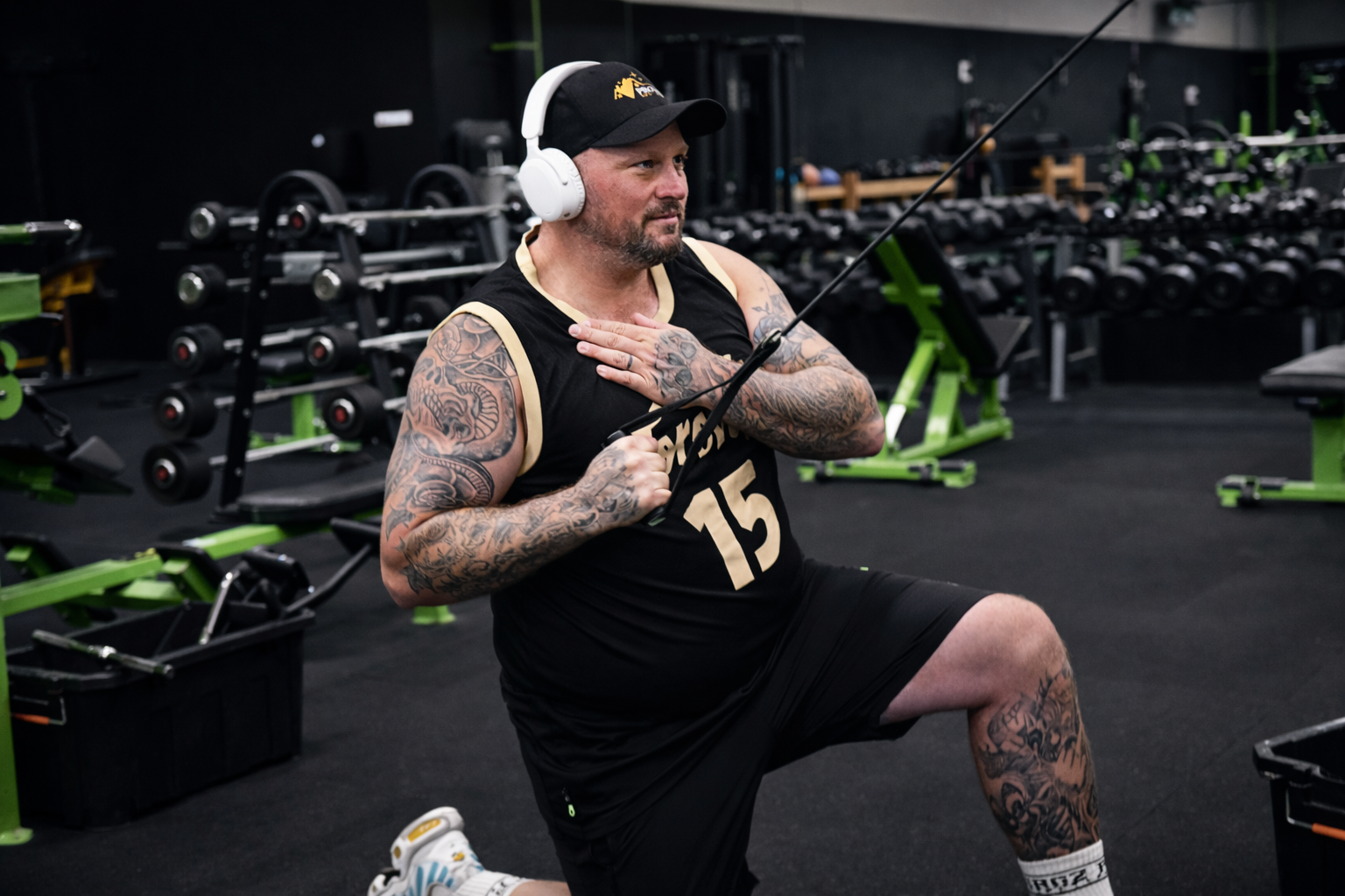 Athlete performing controlled half-kneeling cable work in the gym